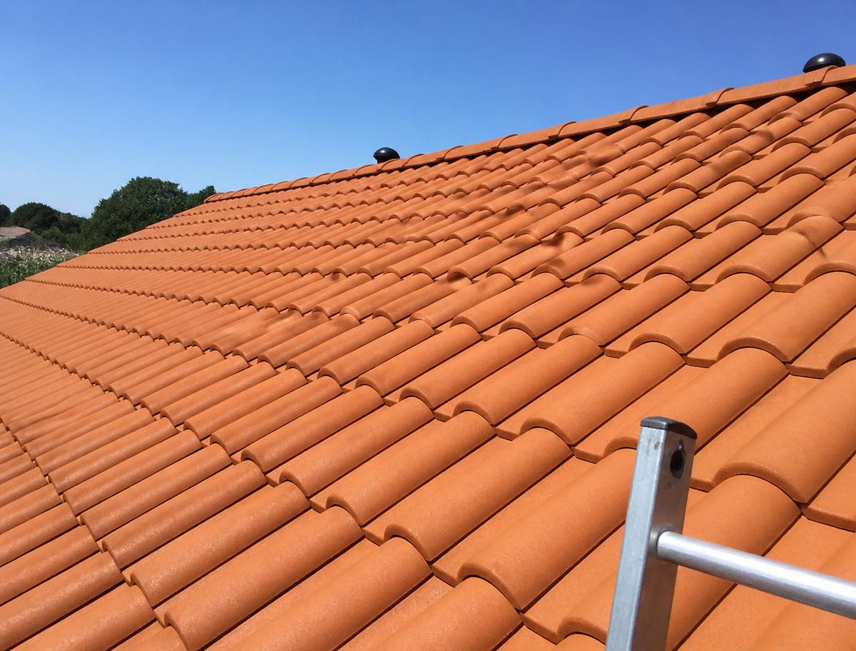 Toiture en tuiles nettoyée et démoussée sous un ciel dégagé